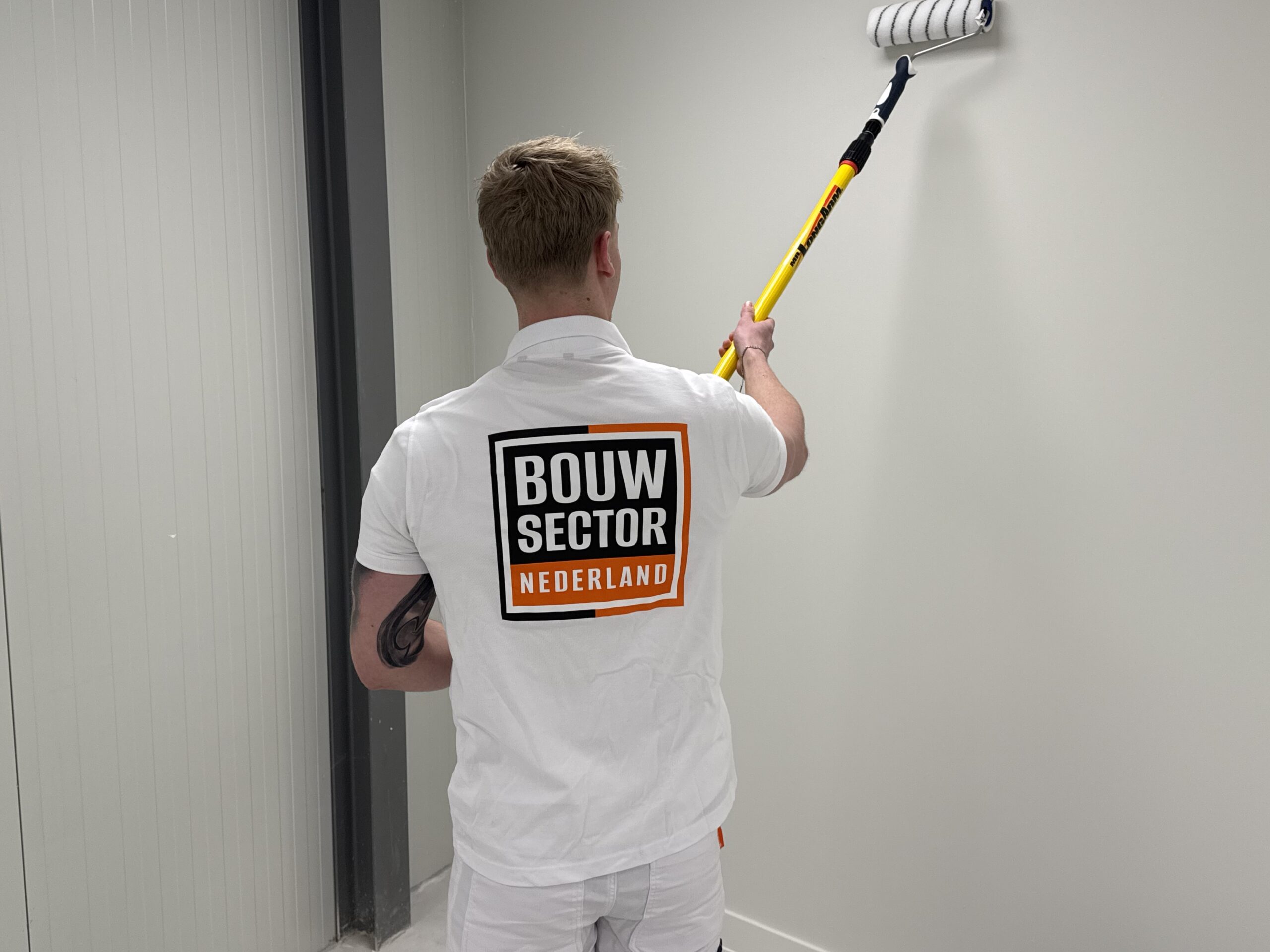 Een schilder van Bouwsector Nederland aan het werk.