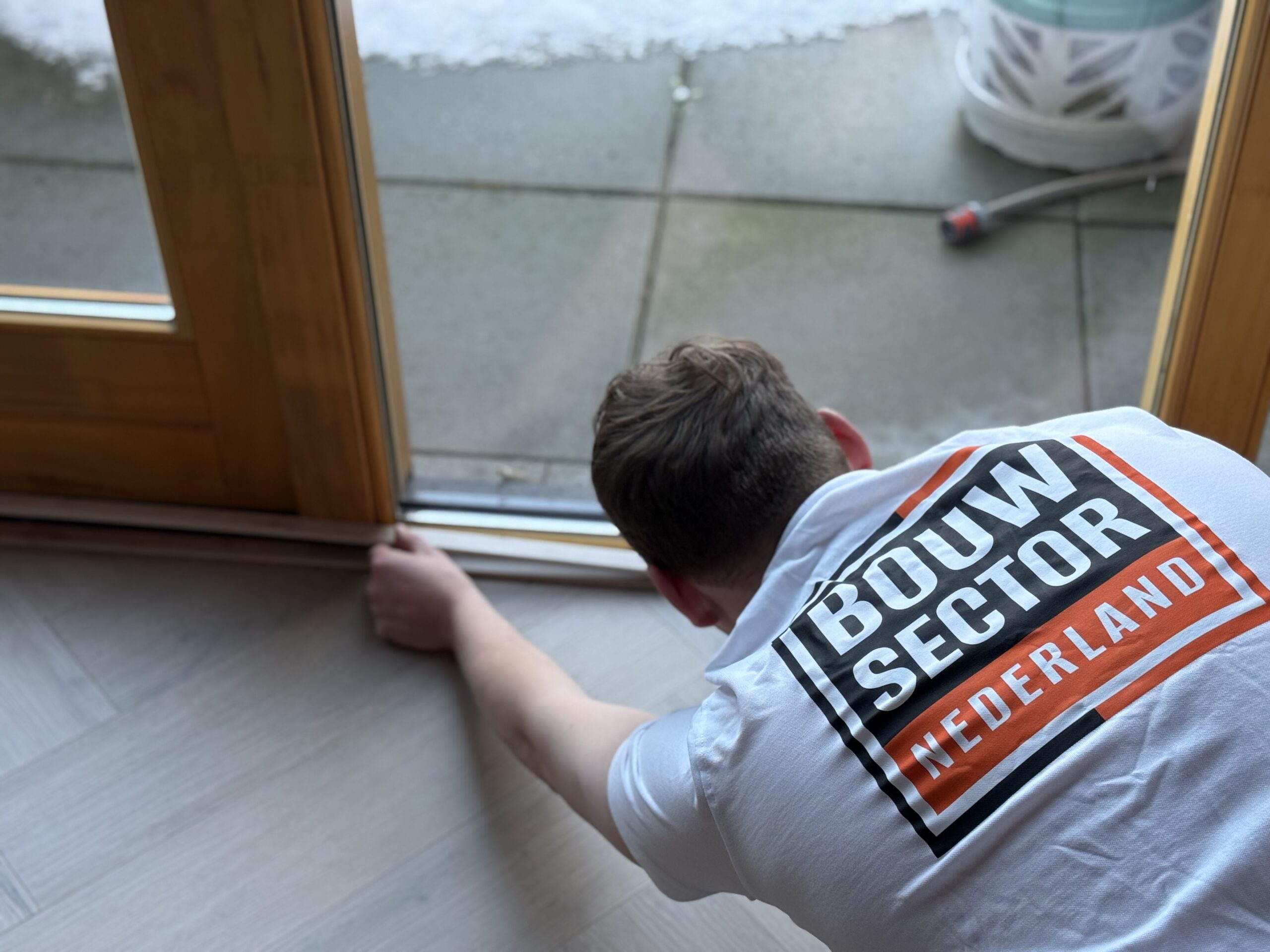 De vloerenlegger van Bouwsector Nederland aan het werk met PVC.